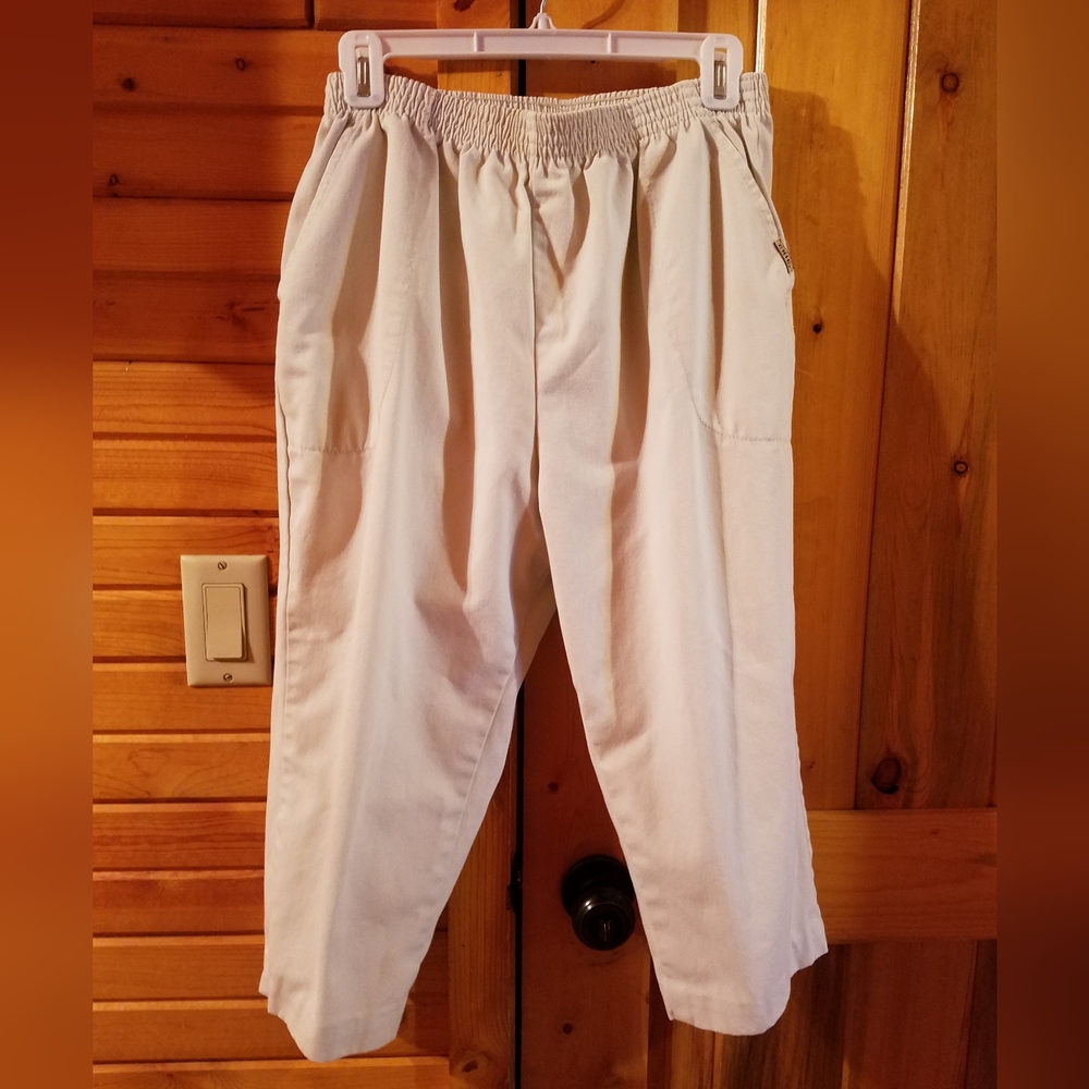 Vintage capris pants, off-white, size 16 petite.  Brand is Chic.  Front pockets.